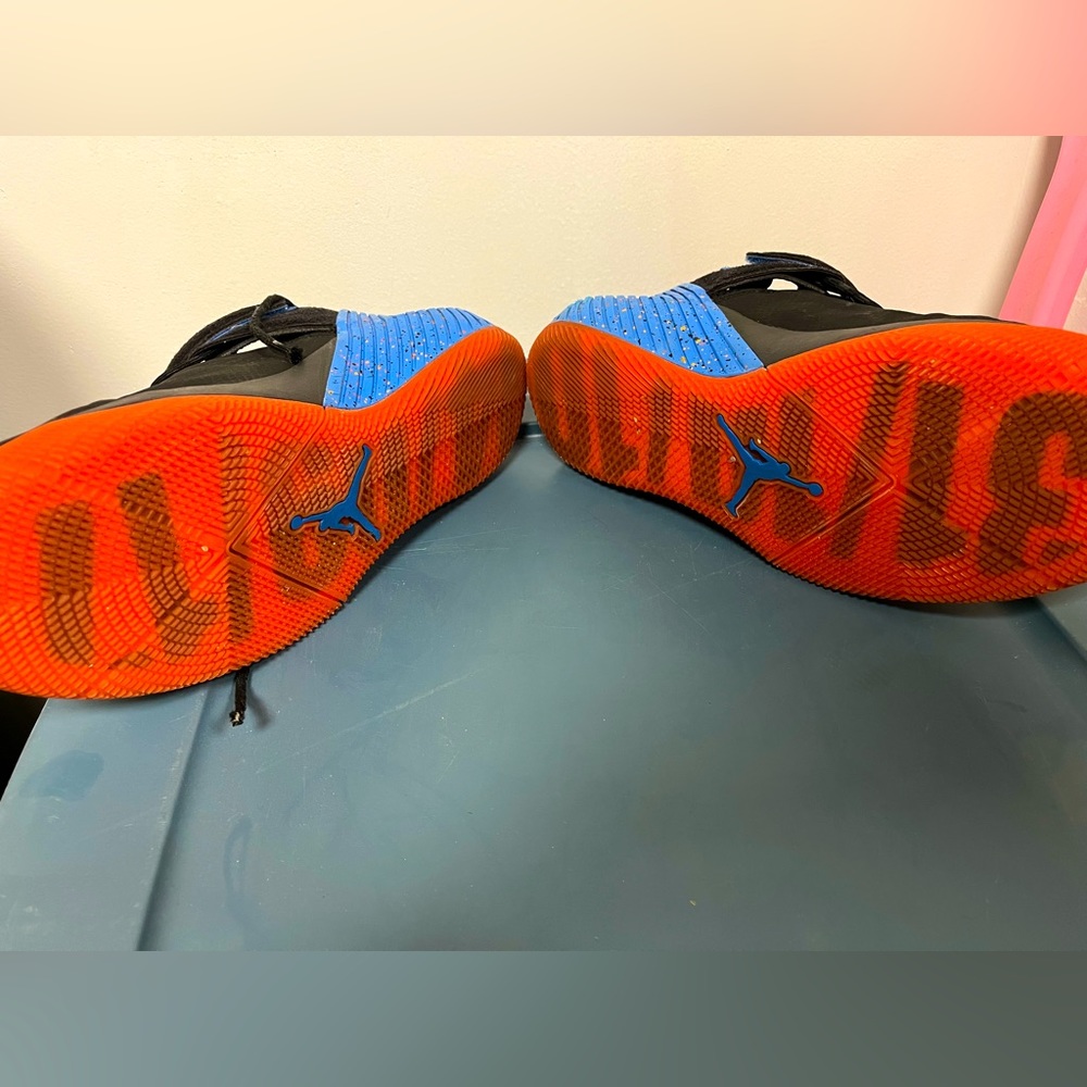 Like new- Nike Jordan Black Gym Red Basketball Shoes Sz9.5